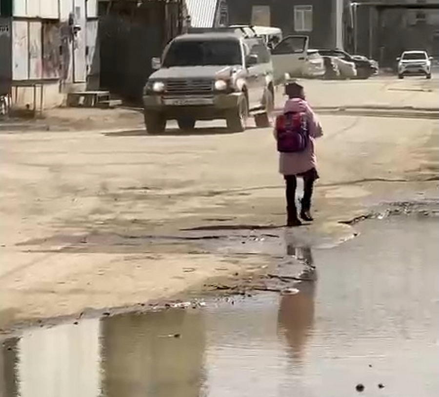 Видеофакт: В Якутске дети обходят лужи, рискуя здоровьем и жизнью
