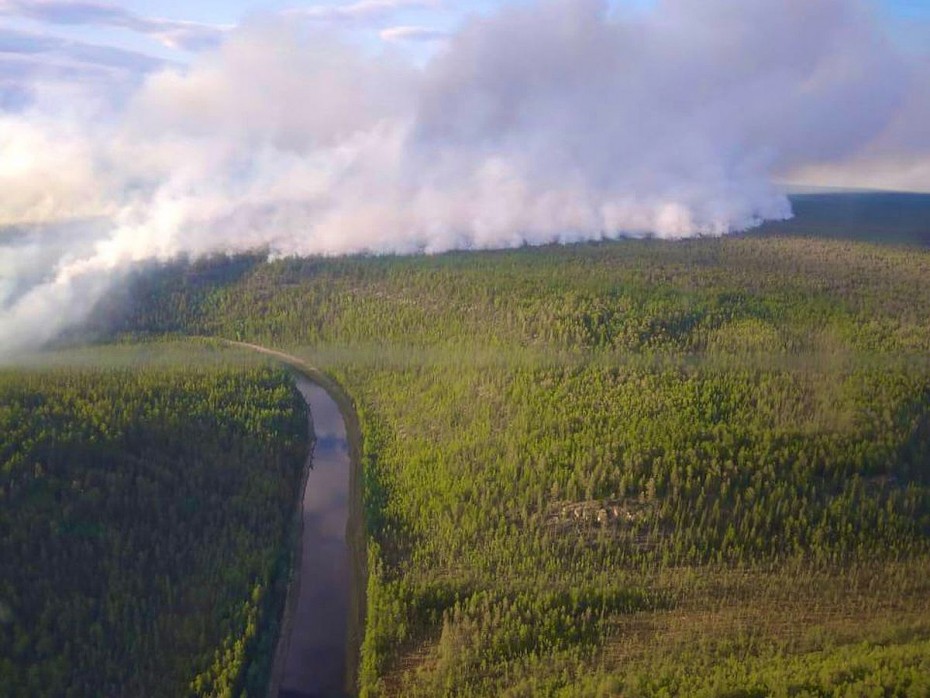 Четыре природных пожара за сутки потушили в Якутии