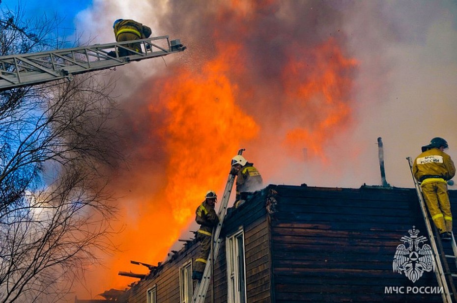 В Мирном при пожаре в двухэтажном доме пострадала женщина