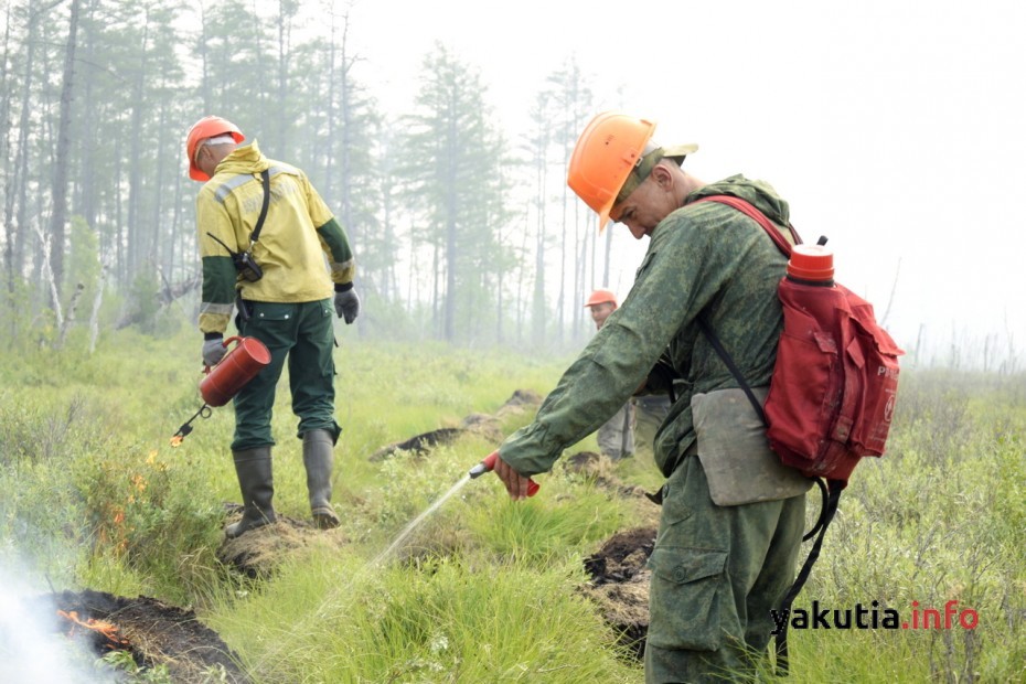 С двумя лесными пожарам борются в Усть-Майском районе Якутии