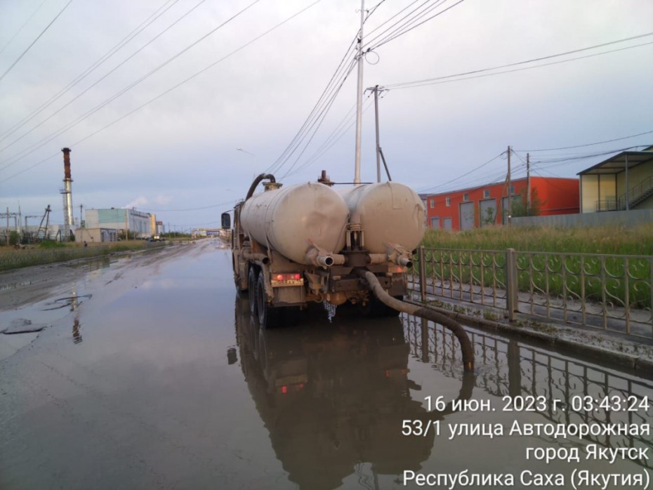 Разлив воды после дождя и прорыва водопровода на улице Автодорожная устраняют в Якутске