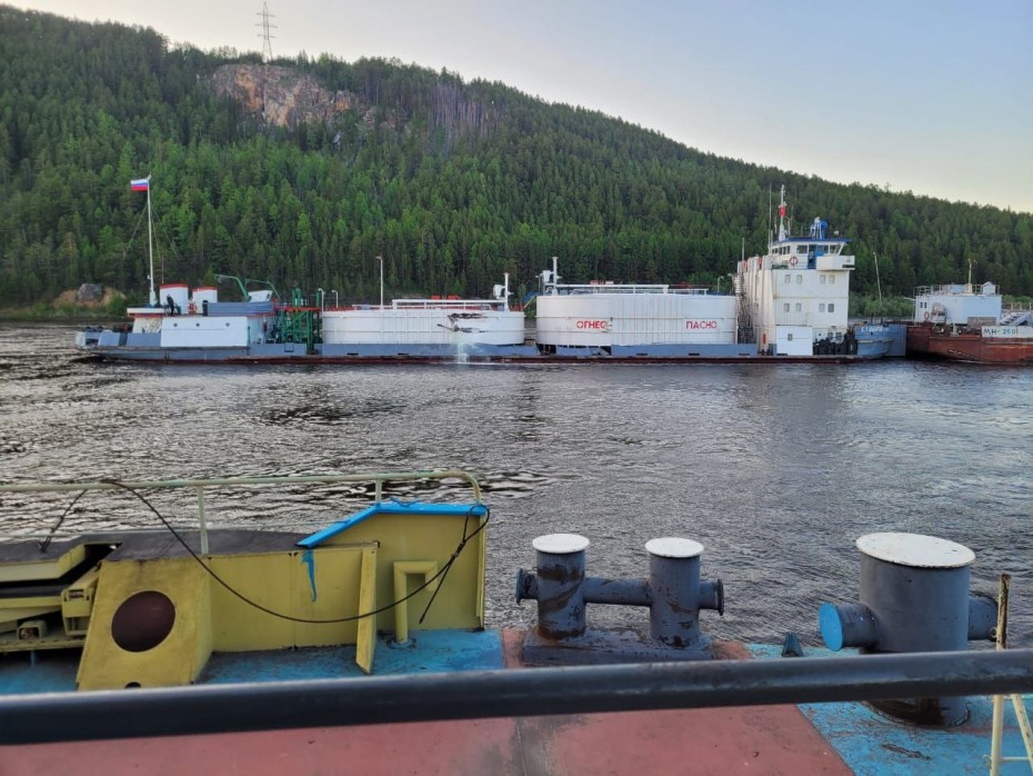 Разлив бензина произошел на реке Лена в результате столкновения двух танкеров