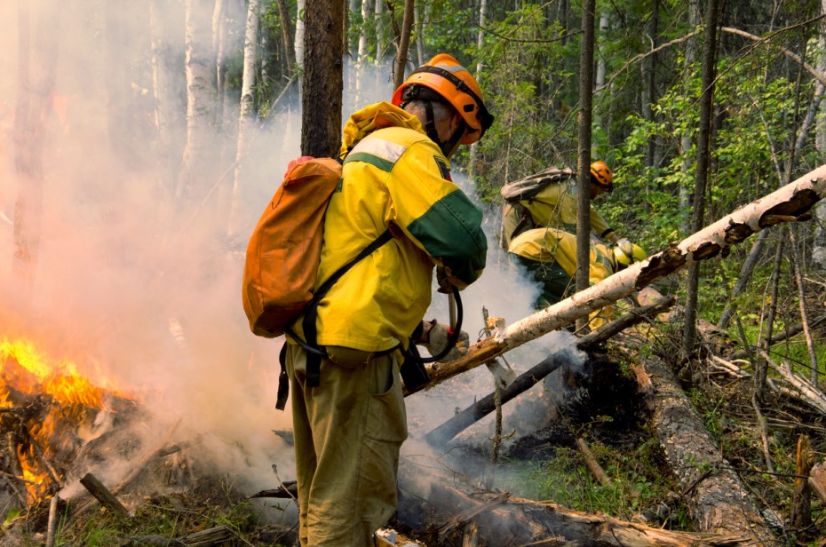 С двумя лесными пожарами борются в Якутии