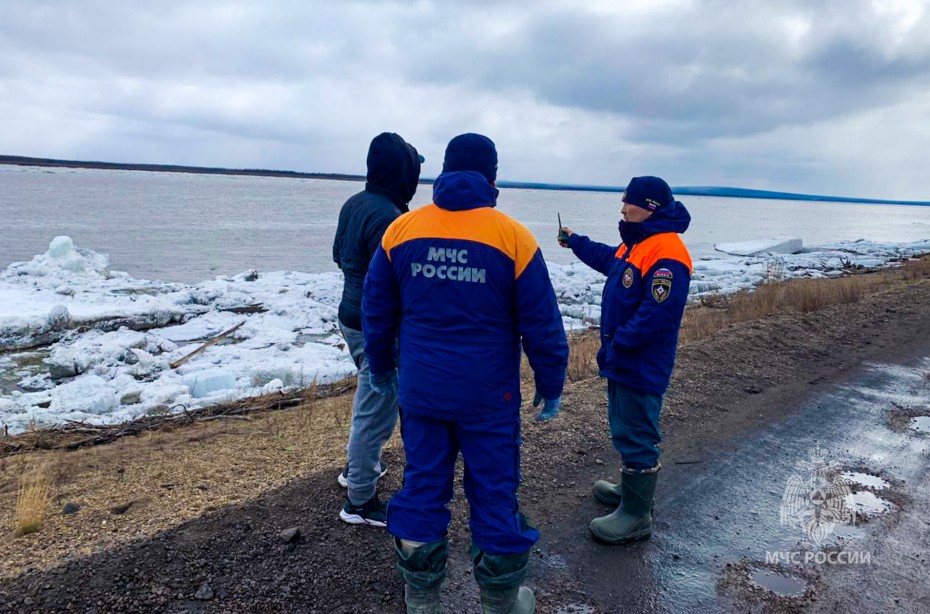 На реке Яна уровень воды постепенно снижается