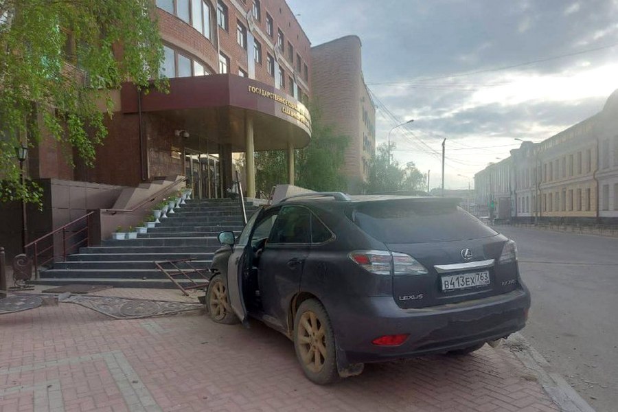 СМИ: В Якутске пьяный водитель Lexus чуть не въехал в здание Ил Тумэн
