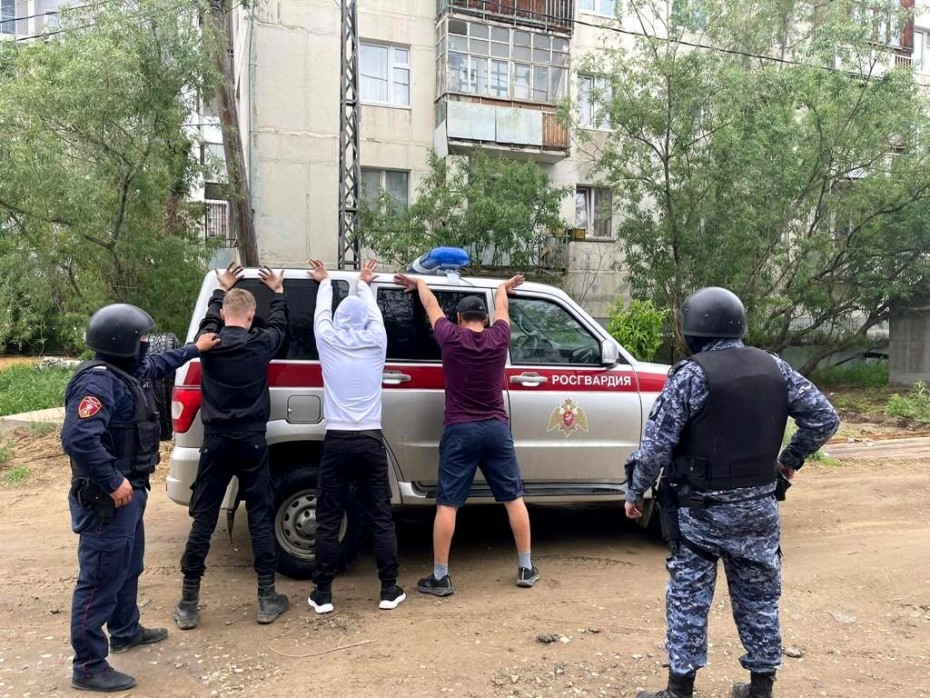 Росгвардейцы задержали трех подозреваемых в разбое в центре Якутска