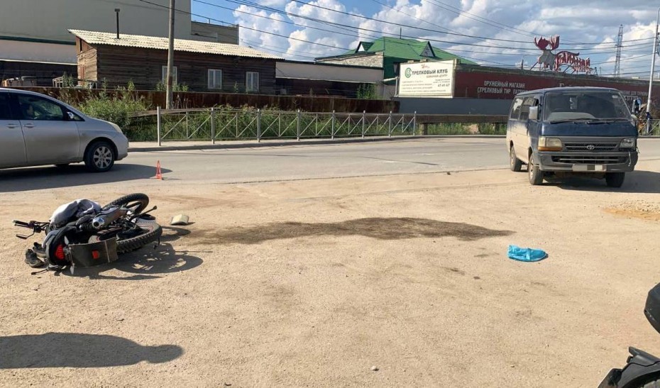 Несовершеннолетняя мотоциклистка без прав с пассажиром попали в ДТП в Якутске