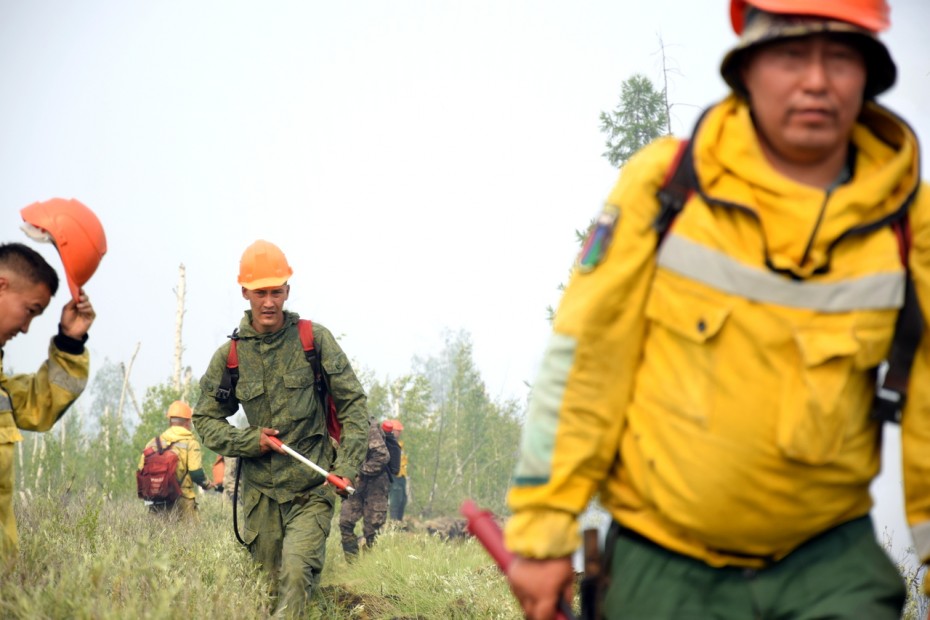 Минэкологии: В тушении лесных пожаров в Якутии задействовано свыше 1000 человек
