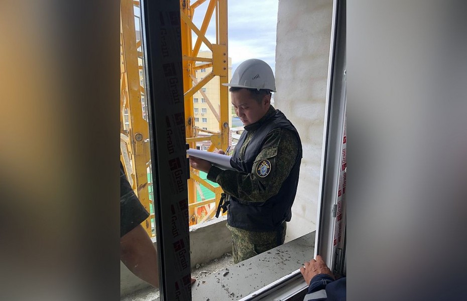 Госпитализирован рабочий, упавший с 6 этажа на стройке в Якутске
