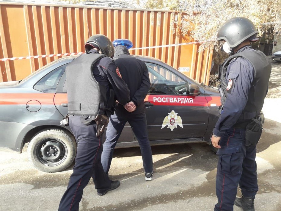 Патруль Росгвардии в Якутске задержал мужчину, находящегося в федеральном розыске