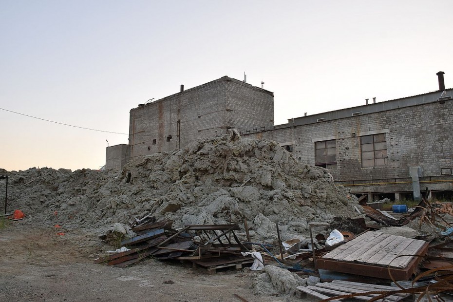 Кто здесь власть? Отходы бывшего завода базальтовых материалов в Покровске так и не убрали