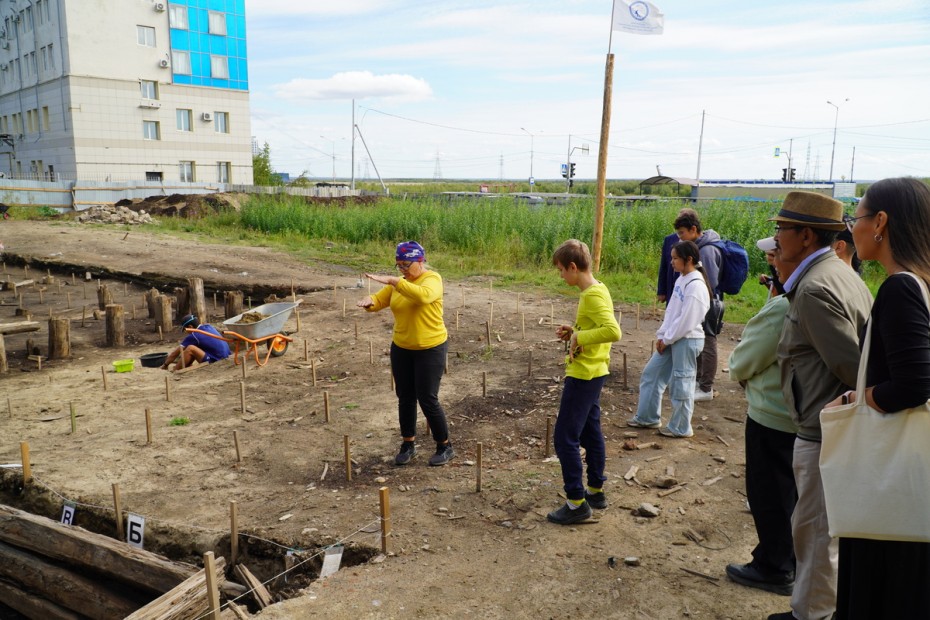 Археологи в День флага России провели экскурсию по Якутску и месту раскопок