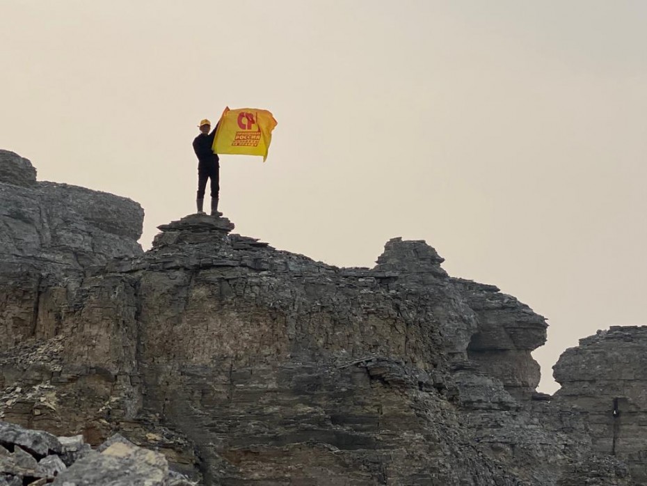 Восхождение Справедливости: На арктической скале взвилось партийное знамя