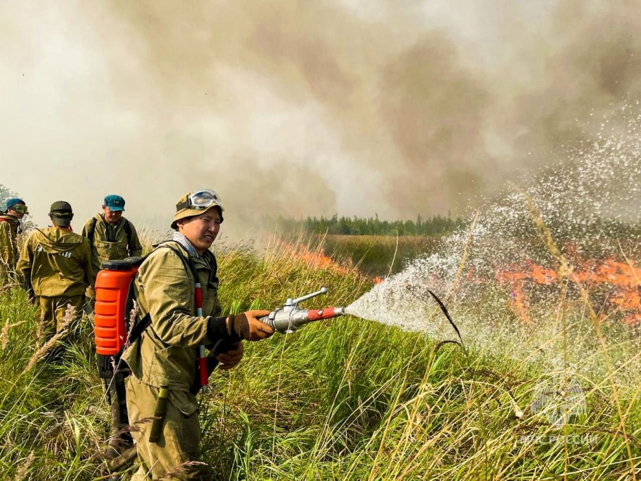 МЧС: Более тысячи человек задействованы на тушении пожаров в Якутии