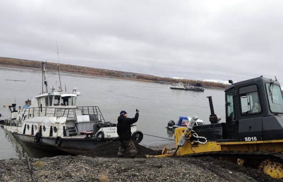 Проверка по факту разлива нефтепродуктов проводится на реке Индигирке в Якутии