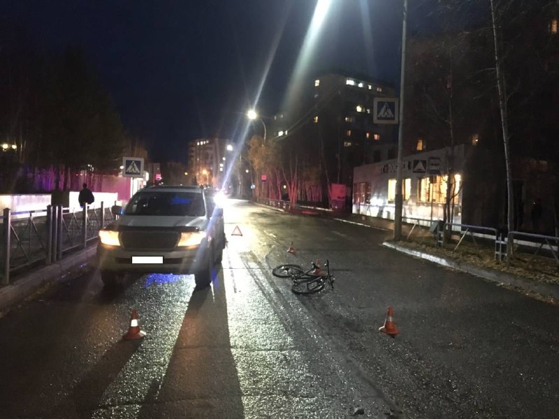 В Мирном водитель сбил велосипедиста — тот не спешился на пешеходном переходе