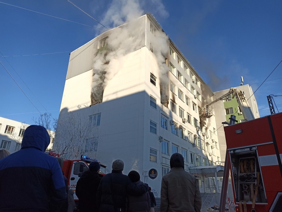 Три человека пострадали при крупном пожаре в Якутске, есть погибший