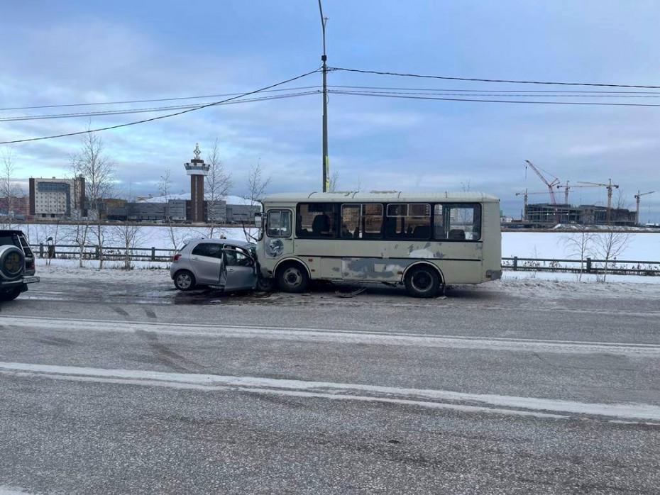 Водитель «Тойоты Витс» въехал по «встречке» в автобус — он и пассажиры получили травмы