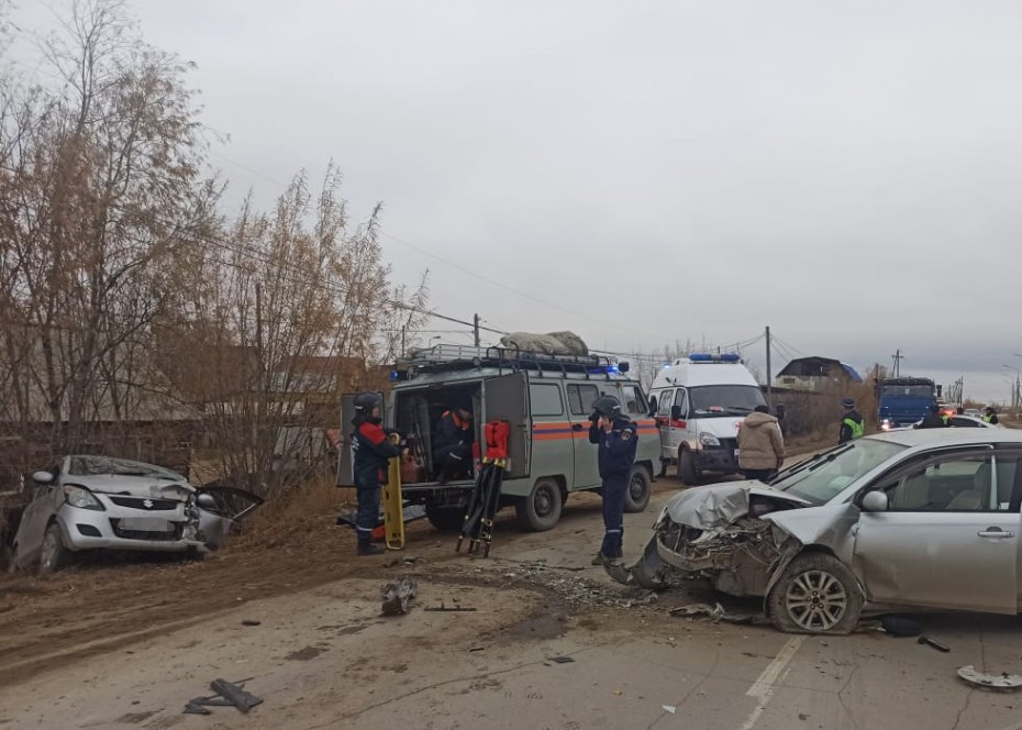 Спасатели вытащили водителя из поврежденного в ДТП автомобиля в Якутске