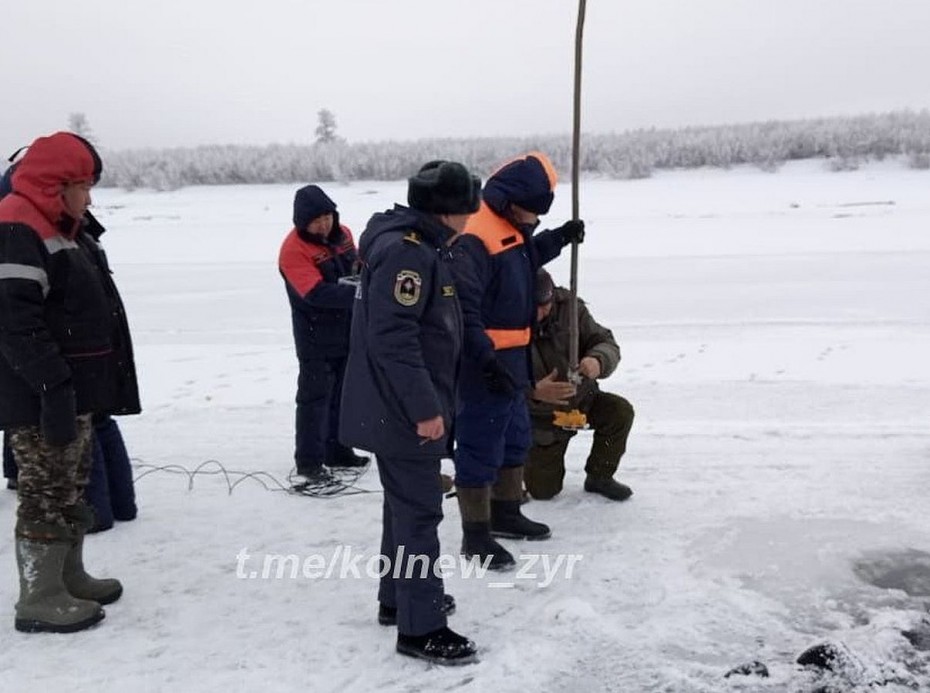Поиски мужчины, провалившегося под лед, продолжаются на Колыме