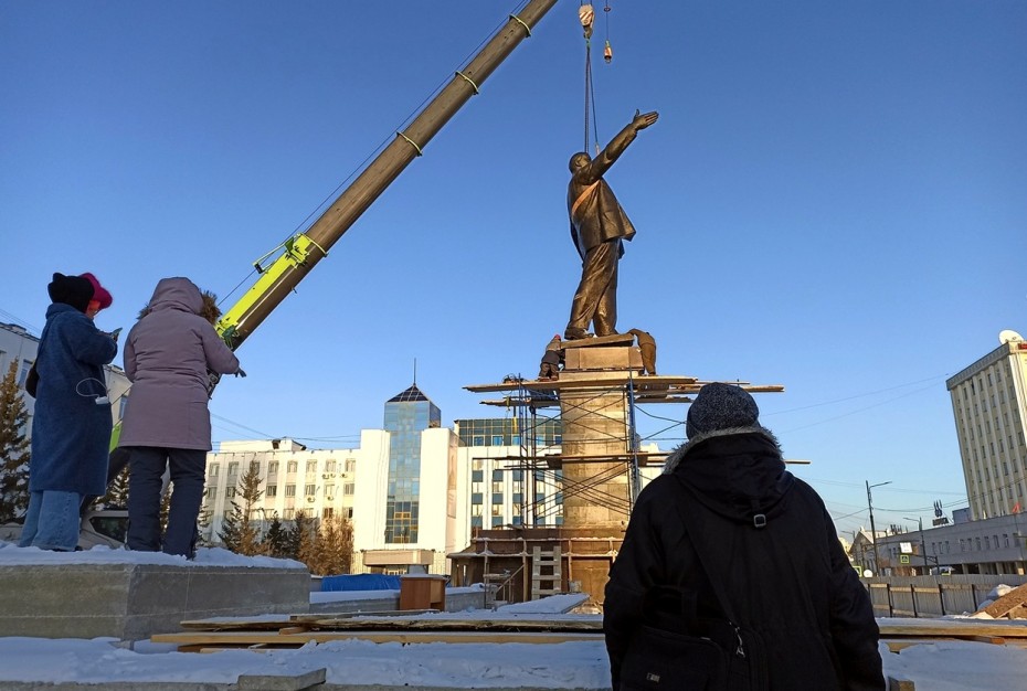 Памятник Ленину вернули на одноименную площадь в Якутске
