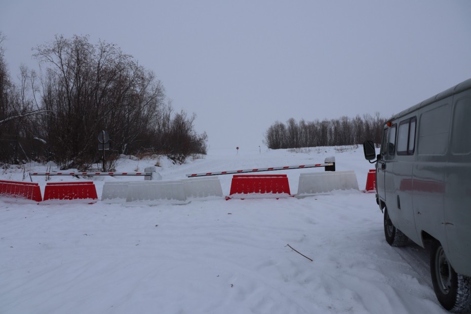 Возле Якутска приступили к расчистке торосов для устройства ледовой переправы через реку Лена