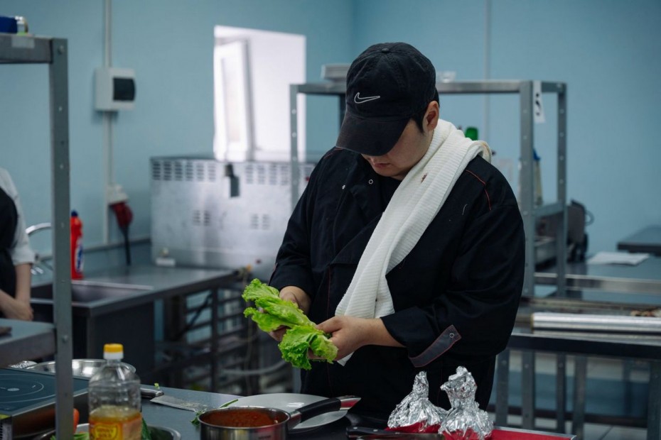 Кулинарный баттл: Студенты-повара соревнуются в приготовлении якутских блюд