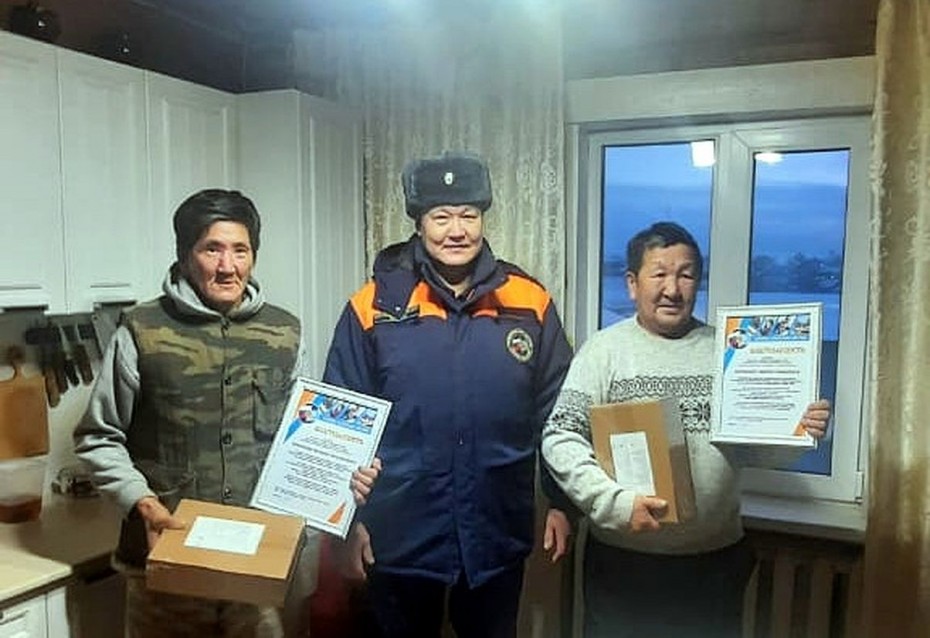 Двух мужчин, спасших провалившегося под лёд в городе Нюрба, наградили спасатели Якутии