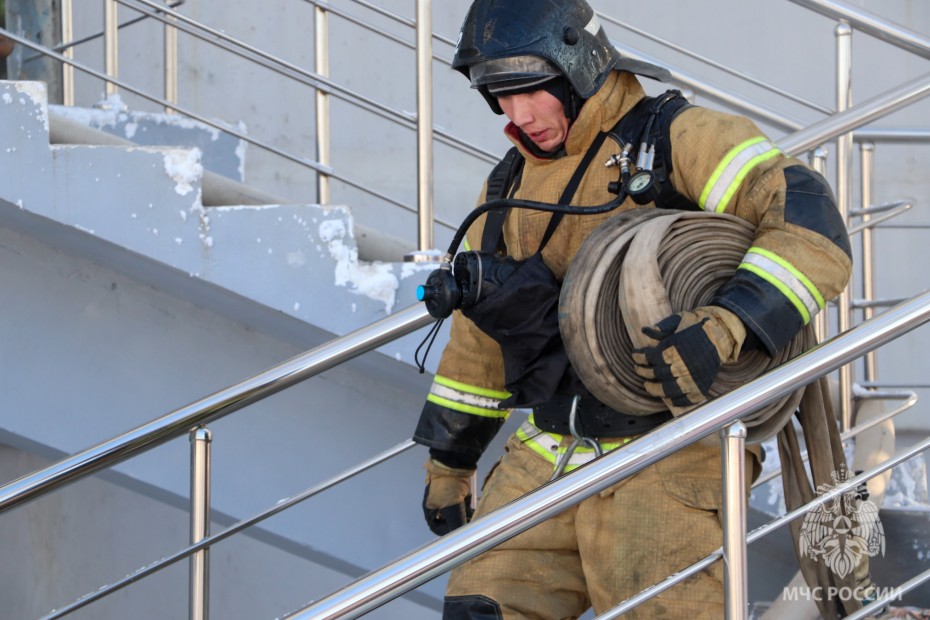 Двух человек спасли из горящего десятиэтажного дома в Нерюнгри