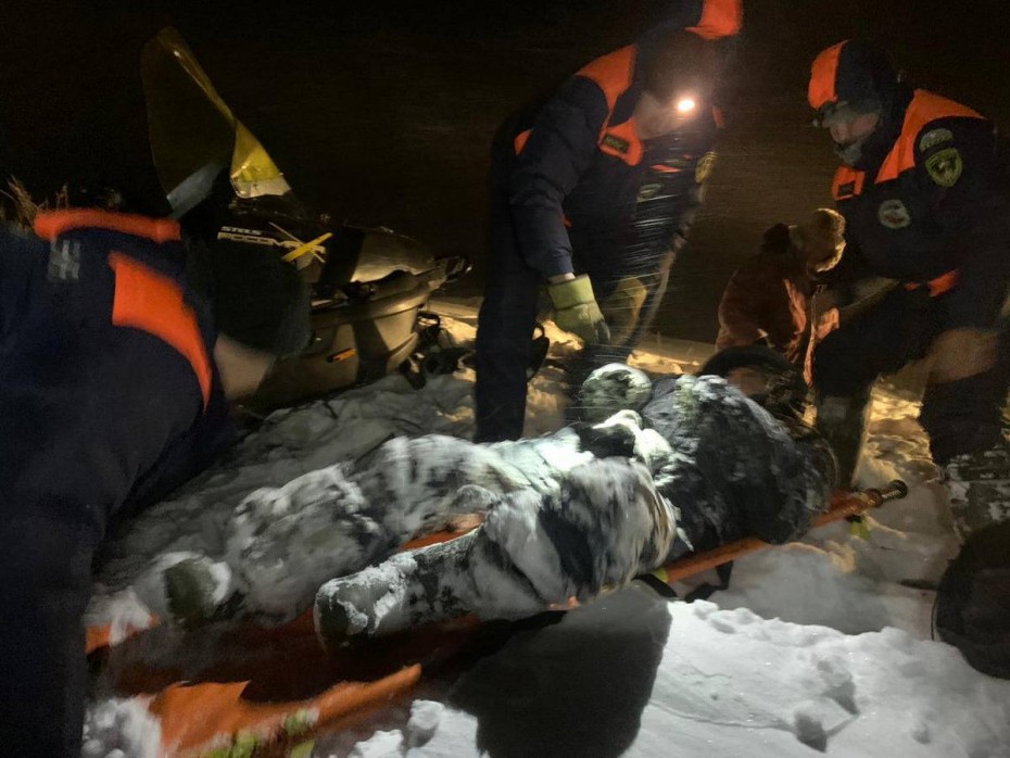 Двух мужчин, провалившихся на снегоходе в ручей, спасли от замерзания в Среднеколымском районе Якутии