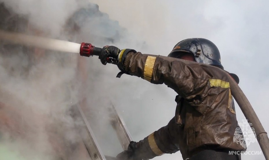 Один человек спасен при пожаре в аварийном доме в Алданском районе