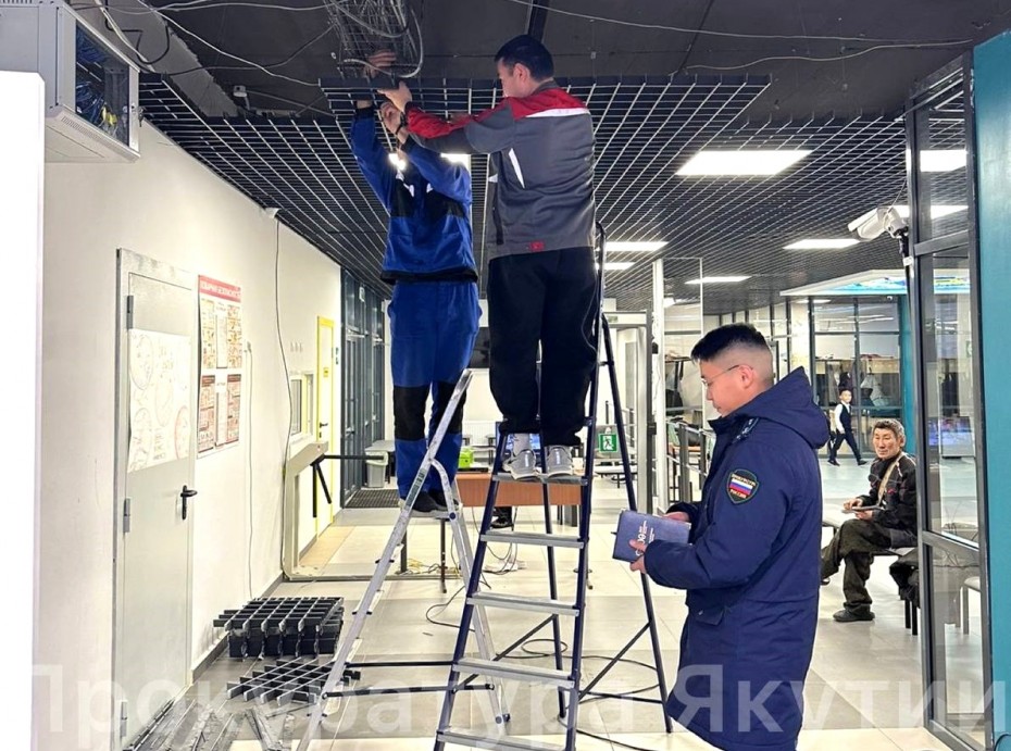 По факту обрушения потолка в Бердигестяхской СОШ начали прокурорскую проверку