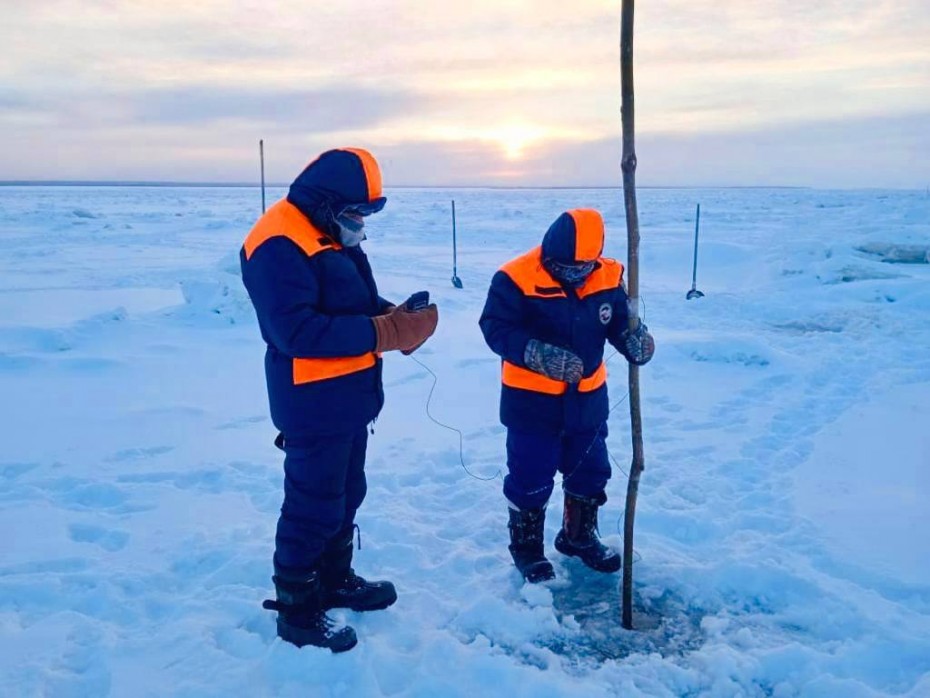 Расширена зона поиска мужчин, провалившихся на тракторе под лед на Лене