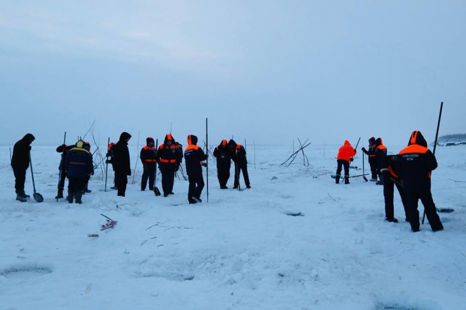 Видео: Найдено и поднято тело второго мужчины, провалившегося на тракторе под лёд на реке Лена