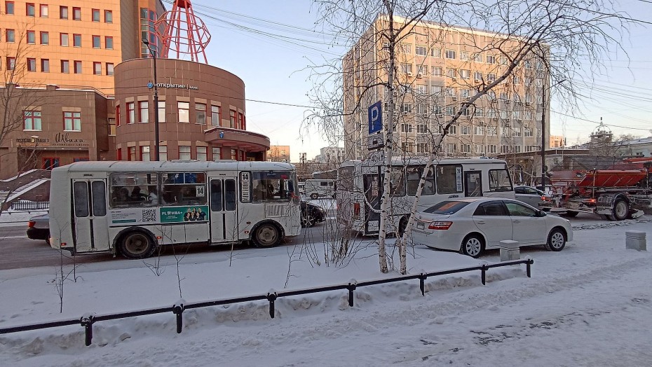 Реконструкция с просчетом: Нехватка парковочных мест в центре Якутска провоцирует пробки