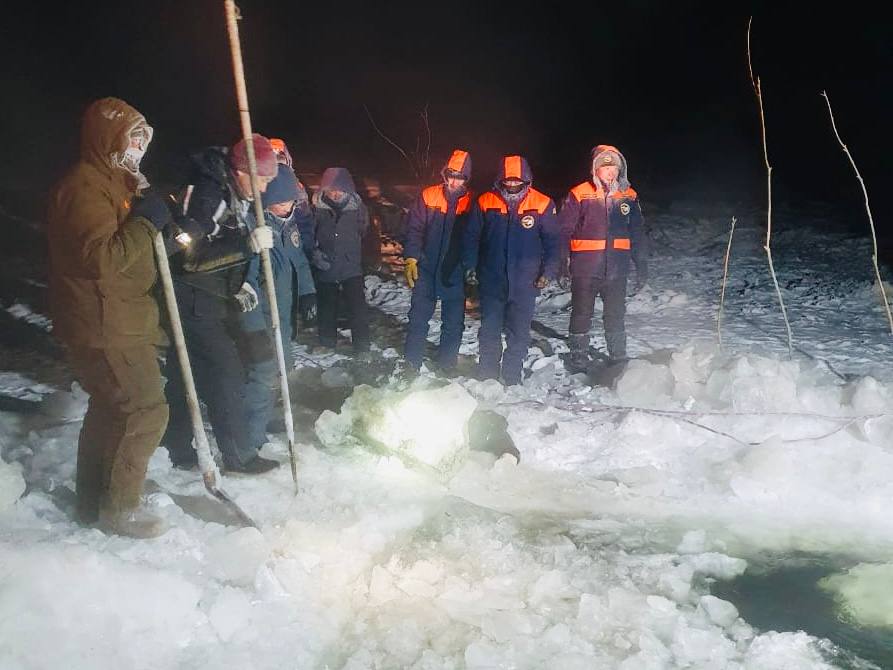 Тело одного из мужчин, провалившихся на тракторе под лёд на реке Лена найдено спасателями