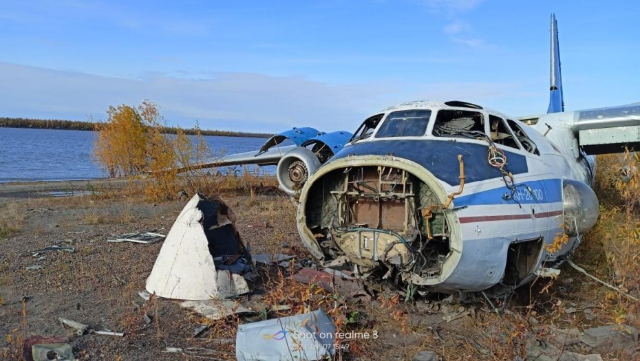 Спустя 7 лет после крушения с берега Индигирки убрали корпус самолета АН-26-100