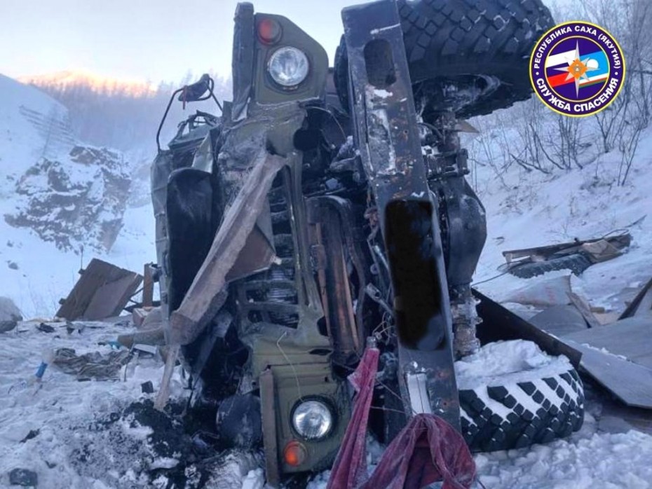 Спасатели деблокировали тело водителя «Урала» в Томпонском районе