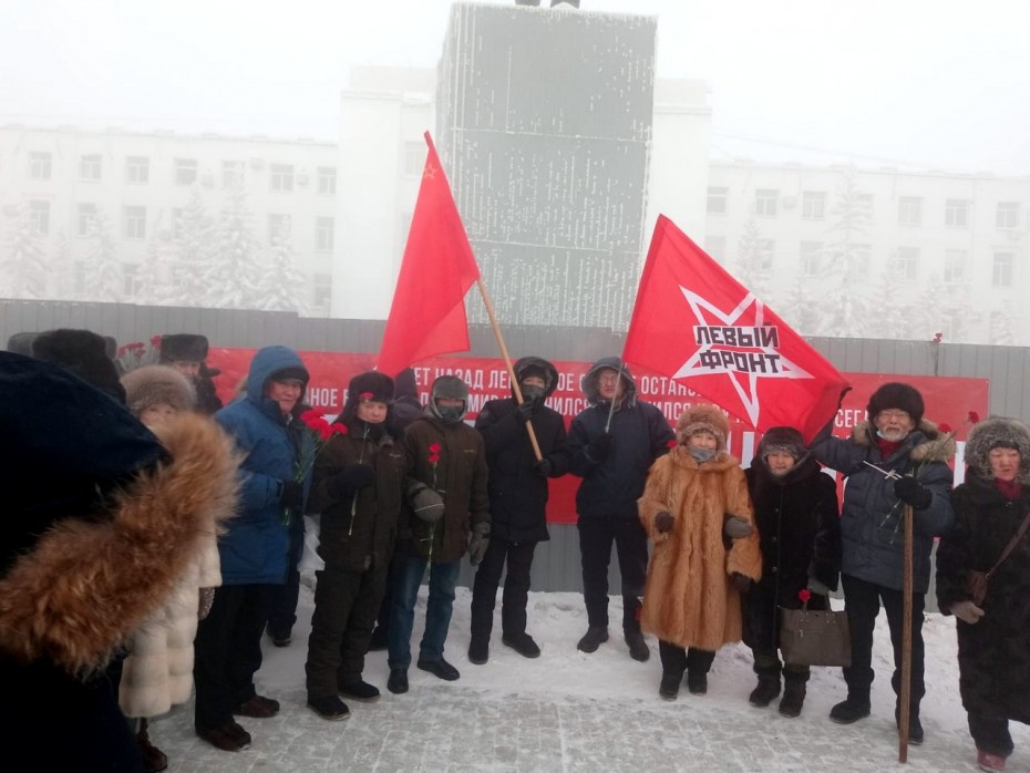 В Якутске в 48-градусный мороз возложили цветы к памятнику Ленина
