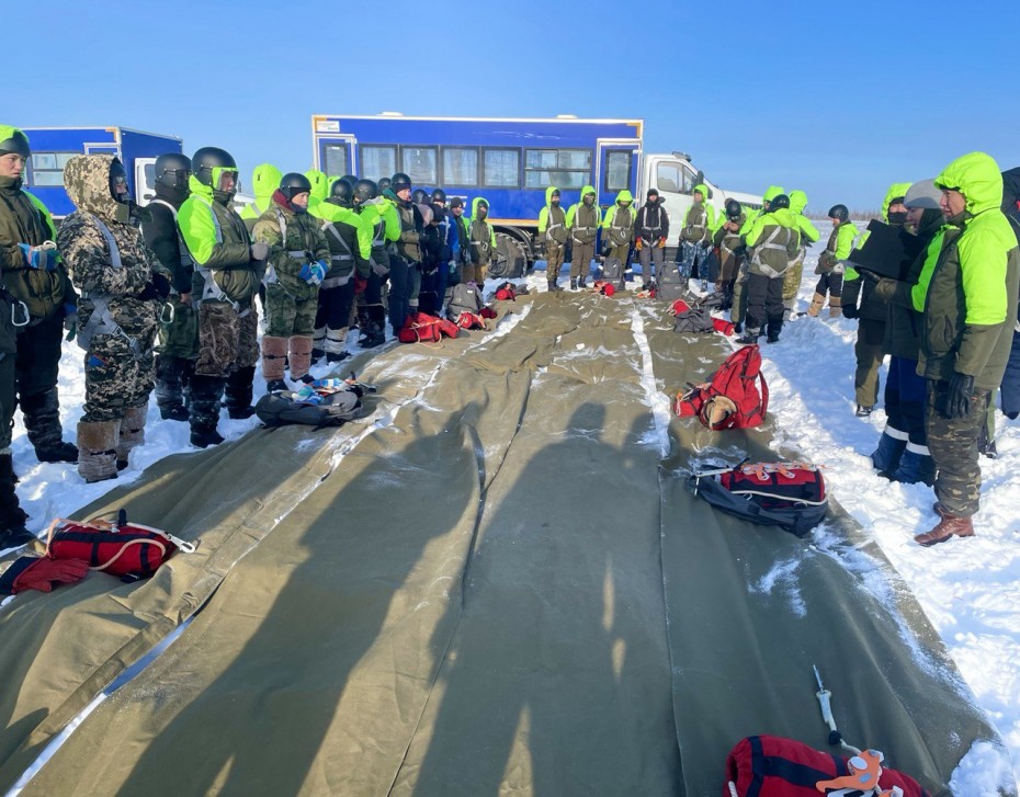 Воздушные тренировки парашютистов-пожарных перед пожароопасным сезоном проводятся в Якутии