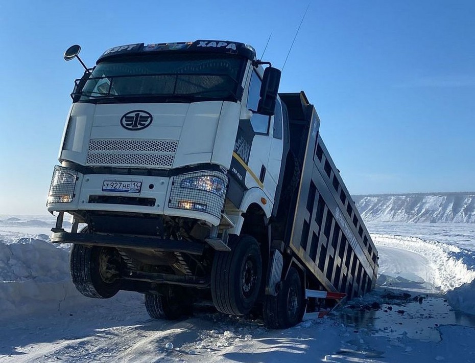 Грузовик с углём провалился под лёд на реке Лена в Якутии