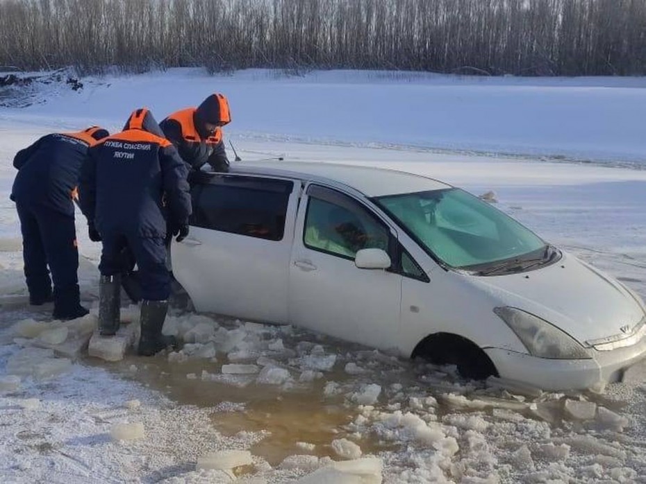 Шесть человек за минувшие сутки эвакуировали спасатели в Якутии