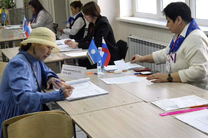 На 12 часов воскресенья явка на выборах в Якутске составила 56,32%