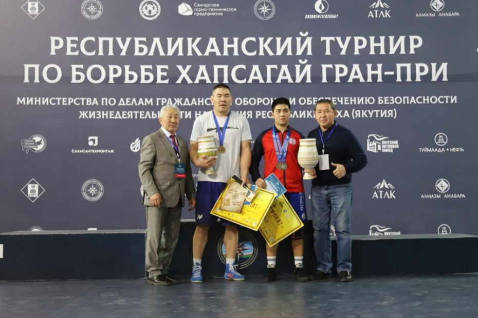 Чемпионские титулы пятого республиканского турнира по хапсагаю выиграли Айсен Поскачин и Балдан Цыжипов