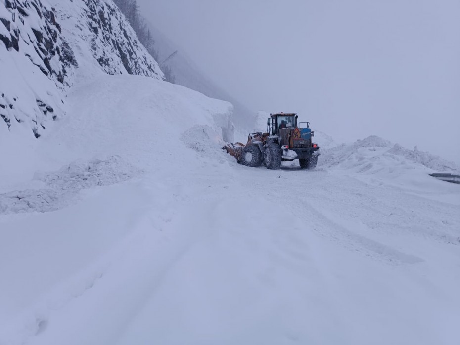 На трассе «Колыма» продолжается сход снежных лавин, движение автотранспорта закрыто