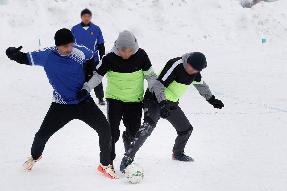 Вместо чифиря гоняли мяч: В Якутске прошел турнир по зимнему футболу среди исправительных учреждений