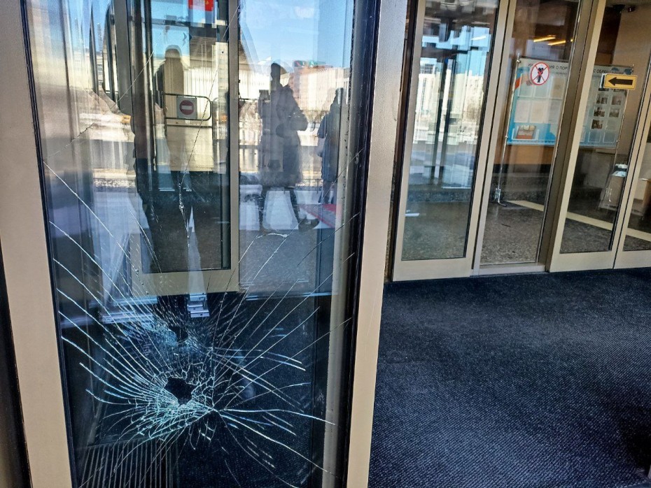 Фотофакт: В Якутске в ДП №1 разбили дверное стекло
