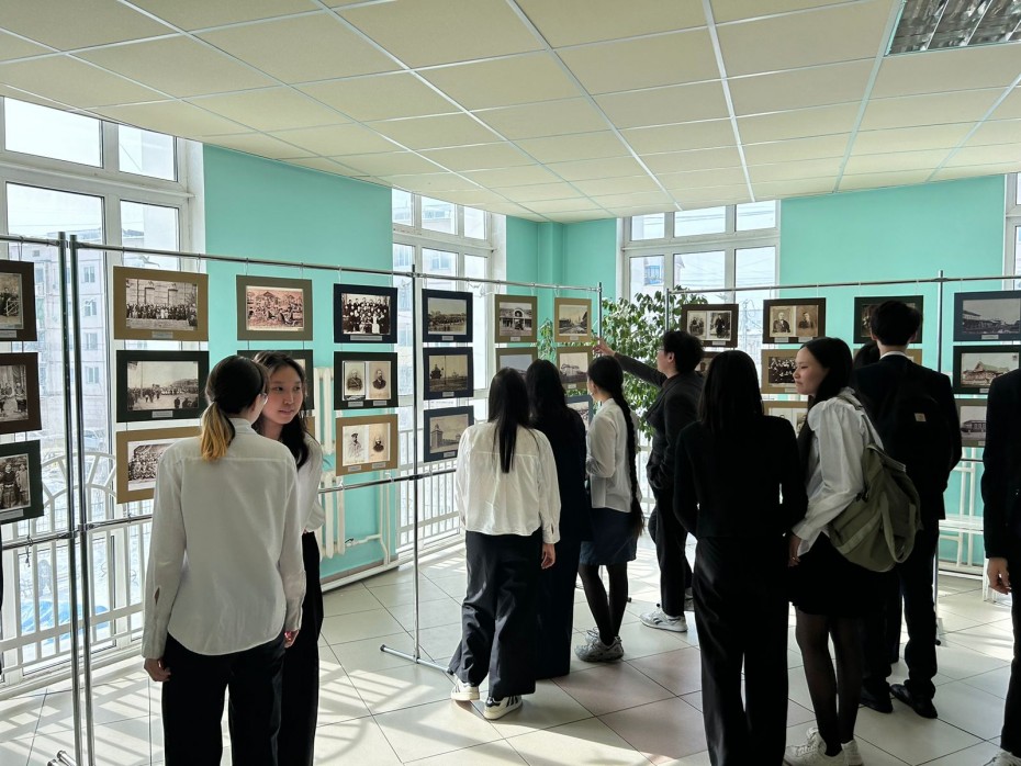 Фотовыставка с редкими видами Якутска открылась в классической гимназии
