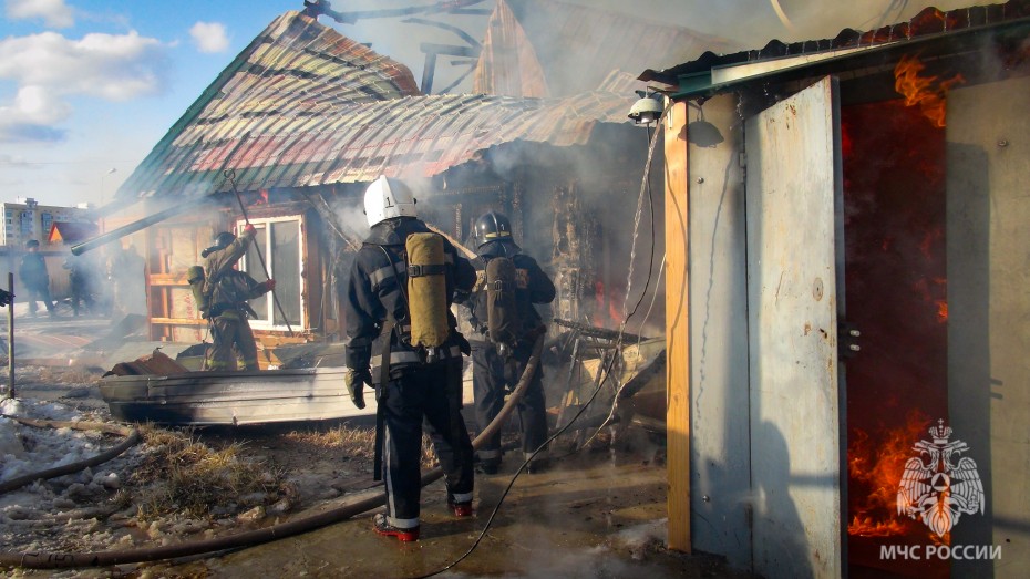 При пожаре в дачном доме в Якутске пострадал человек