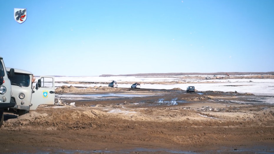 ГИБДД штрафует горожан выезжающих на ледовую переправу возле Якутска после её закрытия